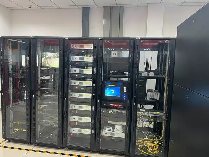 Hur förbättrar ett skåp med svag ström systemintegration?